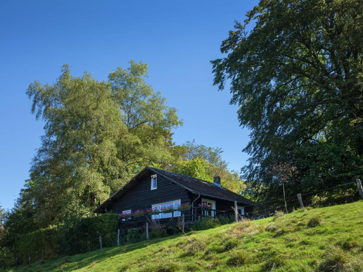 Open Wooden Chalet Built Against A Hill Франкоршамп Экстерьер фото