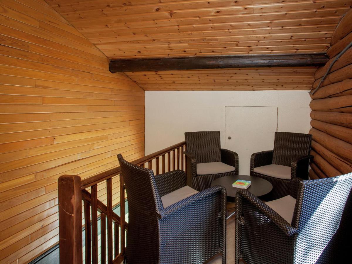 Open Wooden Chalet Built Against A Hill Франкоршамп Экстерьер фото