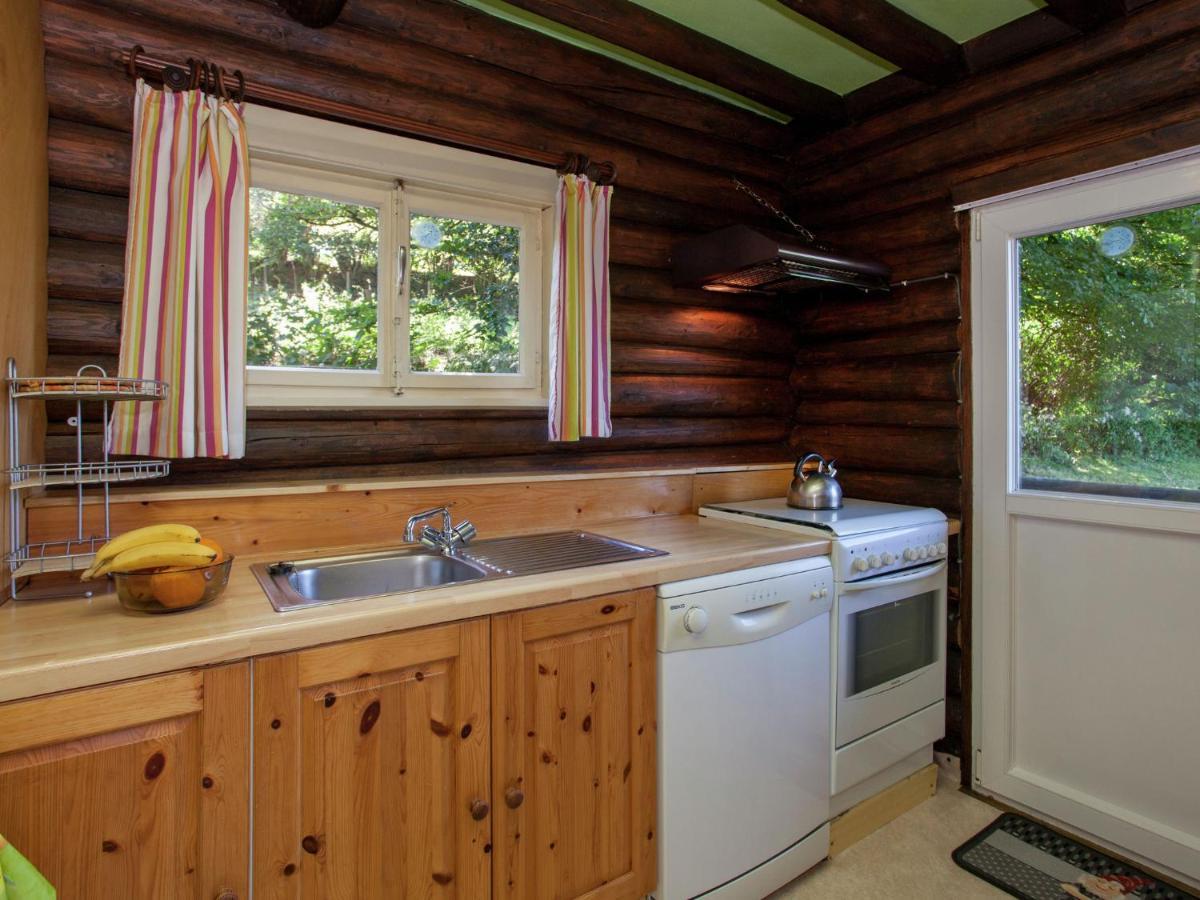 Open Wooden Chalet Built Against A Hill Франкоршамп Экстерьер фото