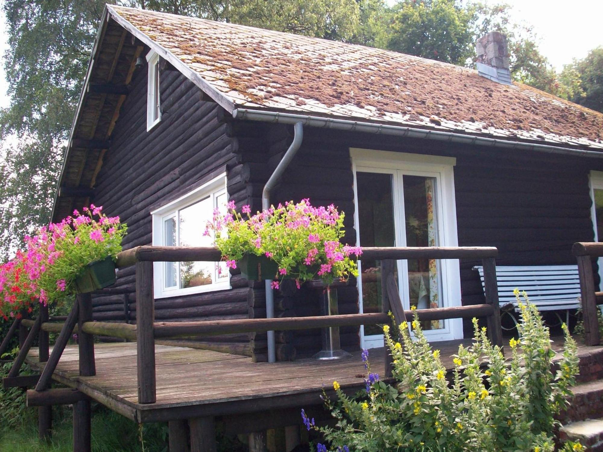 Open Wooden Chalet Built Against A Hill Франкоршамп Экстерьер фото